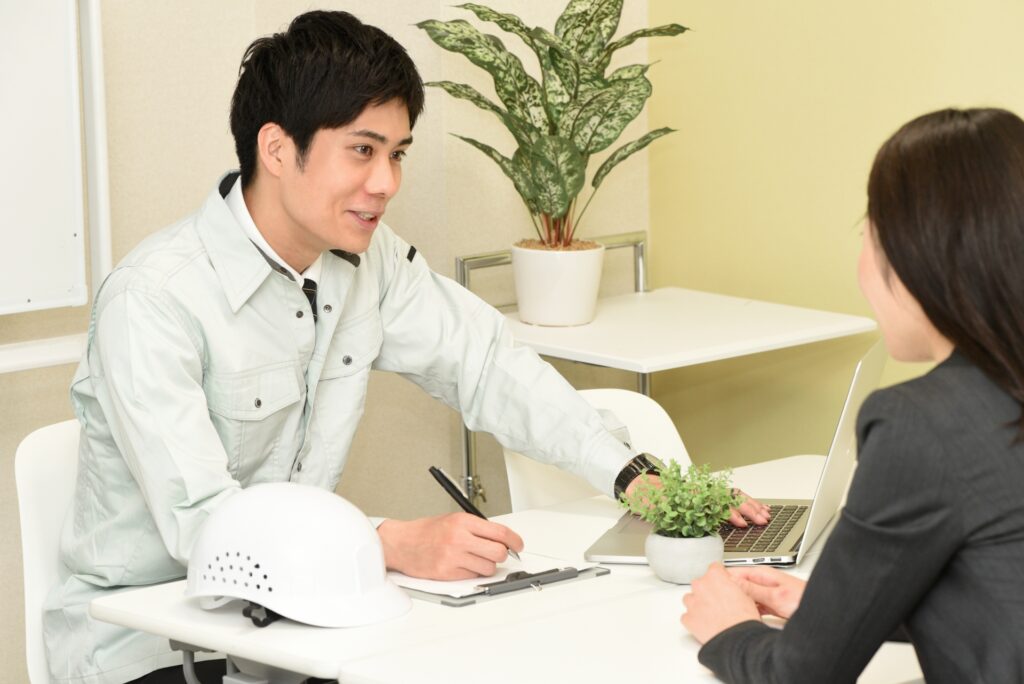 説明している業者